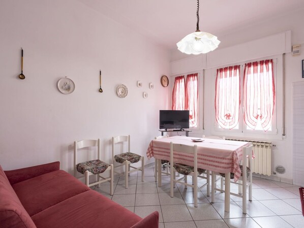 Furniture, Property, Table, Lighting, Wood, Picture Frame, Interior Design, Couch, Floor, Flooring