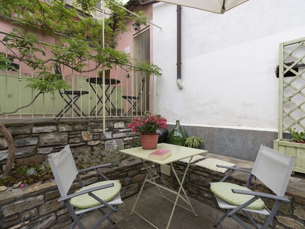 Furniture, Plant, Property, Table, Building, Window, Urban Design, Outdoor Furniture, Flowerpot, Residential Area
