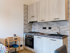 Flooring, Küche, Holz, Countertop, Interior Design, Major Appliance, Fussboden, Küchengerät, Cabinetry, Möbel