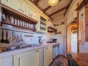 Eigentum, Spüle, Küche, Cabinetry, Beleuchtung, Holz, Interior Design, Sinken, Küchengerät, Countertop