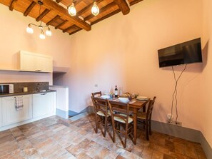 Möbel, Eigentum, Cabinetry, Tabelle, Countertop, Holz, Interior Design, Stuhl, Herd, Flooring