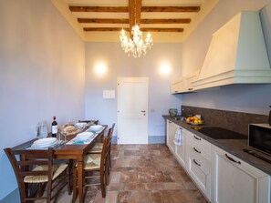 Tabelle, Cabinetry, Möbel, Eigentum, Countertop, Holz, Beleuchtung, Interior Design, Stuhl, Flooring