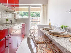 Cabinetry, Eigentum, Möbel, Tabelle, Countertop, Küche, Interior Design, Holz, Geschirr, Die Architektur