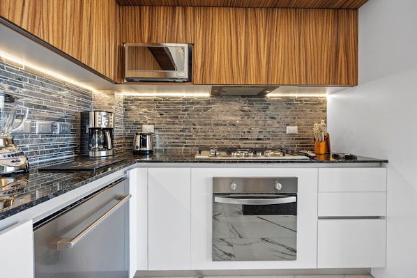 There’s even a dishwasher for quick clean-ups