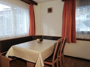 Table, Meubles, Propriété, Fenêtre, Rideau, Chaise, Bois, Textile, Design Intérieur, Bâtiment