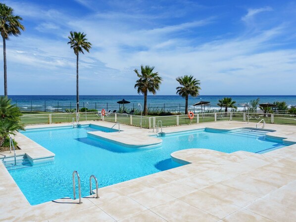 L'Eau, Nuage, Ciel, Plante, Piscine, Bleu Azur, Arbre, Ombre, Bâtiment, Mobilier De Jardin