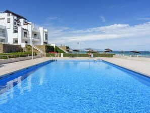 L'Eau, Ciel, Nuage, Plante, Piscine, Bâtiment, Bleu Azur, Fenêtre, Maison, Composite