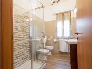 Luminaire Plomberie, Propriété, Évier, Miroir, Robinet, Salle De Bains, Bois, Design Intérieur, Bâtiment