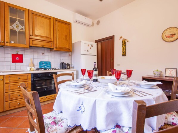 Meubles, Table, Cabinetry, Propriété, Chaise, Nappe De Table, Design Intérieur, Vaisselle, Éclairage, Comptoir