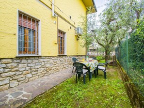 Plante, Propriété, Fenêtre, Bâtiment, Arbre, Table, Herbe, Surface De La Route, Immobilier, Paysage