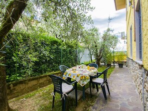 Table, Plante, Meubles, Chaise, Ciel, Bâtiment, Nuage, Jaune, Tableau De Plein Air, Mobilier De Jardin