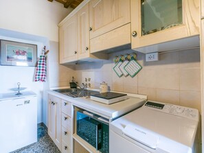 Cabinetry, Countertop, Spüle, Eigentum, Möbel, Küchengerät, Küche, Sinken, Herd, Haushaltsgerät