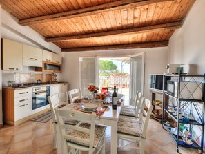 Eigentum, Tabelle, Holz, Cabinetry, Interior Design, Küche, Wohnzimmer, Fussboden, Flooring, Countertop