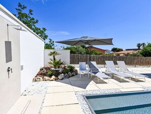 Himmel, Pflanze, Eigentum, Gebäude, Azurblau, Schatten, Gartenmöbel, Schwimmbad, Wasser, Sonnenliege
