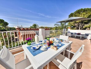 Himmel, Tabelle, Möbel, Eigentum, Geschirr, Wolke, Stuhl, Tisch Im Freien, Gartenmöbel, Interior Design