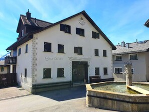 Ciel, Nuage, Fenêtre, Bâtiment, Maison, Quartier, Zone Résidentielle, Design Urbain, Façade, Porte