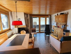 Meubles, Table, Cabinetry, Fenêtre, Bâtiment, Bois, Chaise, Canapé, Salon, Tiroir