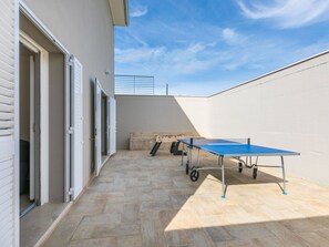 Himmel, Wolke, Gebäude, Fenster, Azurblau, Holz, Schatten, Tabelle, Fussboden, Haus