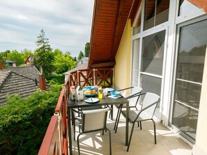 Gebäude, Eigentum, Möbel, Pflanze, Tabelle, Stuhl, Himmel, Holz, Blumentopf, Schatten