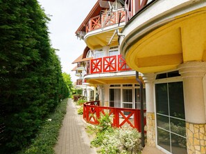 Pflanze, Gebäude, Fenster, Haus, Nachbarschaft, Wohngebiet, Tür, Fassade, Grundeigentum, Baum