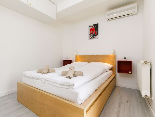 Möbel, Eigentum, Gebäude, Komfort, Bettrahmen, Holz, Bett, Interior Design, Kissen, Fussboden