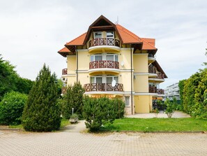 Himmel, Pflanze, Gebäude, Fenster, Wolke, Haus, Baum, Grundstueck, Gras, Fassade