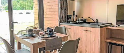 Table, Meubles, Propriété, Cabinetry, Chaise, Bois, Design Intérieur, Sol, Sol, Cuisine