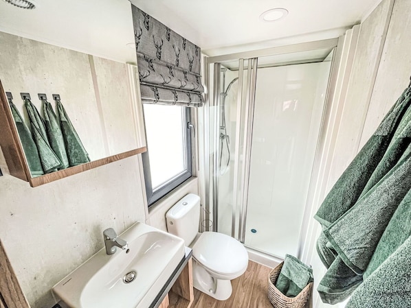 Mirror, Tap, Property, Sink, Building, Plumbing Fixture, Bathroom Sink, Window, Interior Design, Bathroom