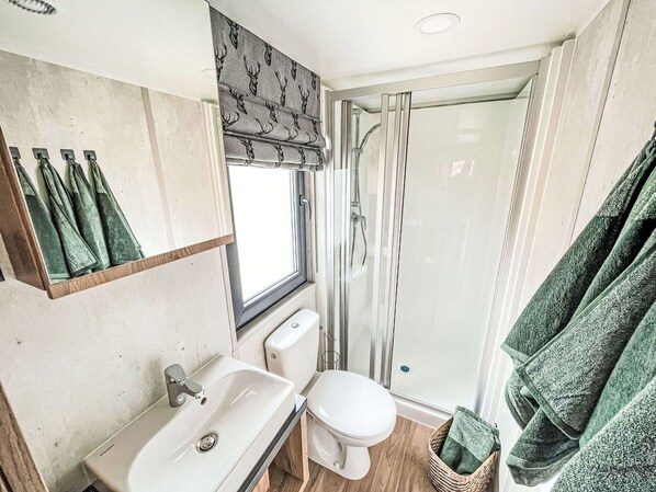 Spiegel, Zapfhahn, Eigentum, Sinken, Gebäude, Armatur, Bad Sink, Fenster, Interior Design, Badezimmer