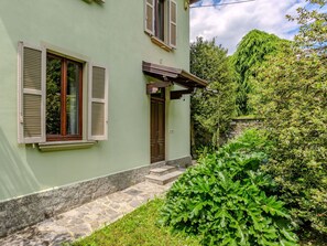 Bâtiment, Propriété, Plante, Fenêtre, Lot Terre, Architecture, Herbe, Maison, Zone Résidentielle