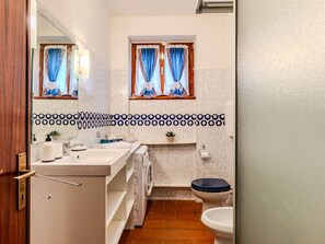 Miroir, Propriété, Évier, Robinet, Lavabo, Armoire De Toilette, Luminaire Plomberie, Violet, Salle De Bains, Cabinetry