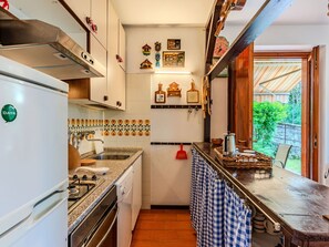Cabinetry, Comptoir, Meubles, Propriété, Evier, Cuisine, Évier, Bois, Cuisinière, Robinet