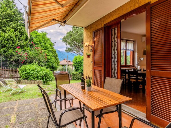 Table, Plante, Meubles, Propriété, Pot De Fleur, Bâtiment, Plante D'Appartement, Chaise, Bois, Ombre