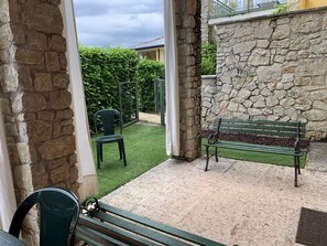 Möbel, Außenbank, Grün, Pflanze, Gartenmöbel, Interior Design, Himmel, Schatten, Wolke, Gebäude