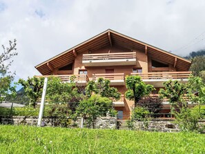Himmel, Pflanze, Gebäude, Wolke, Baum, Grundstueck, Haus, Schatten, Holz, Natürliche Landschaft