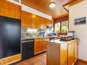 Cabinetry, Countertop, Eigentum, Küchengerät, Herd, Holz, Interior Design, Haushaltsgerät, Küche, Flooring