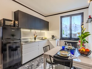 Comptoir, Cabinetry, Meubles, Propriété, Cuisine, Table, Fenêtre, Évier, Cuisinière, Bois