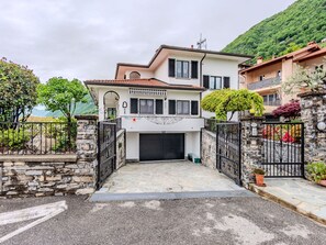 Plante, Ciel, Bâtiment, Fenêtre, Maison, Surface De La Route, Porte, Arbre, Nuage, Lot Terre