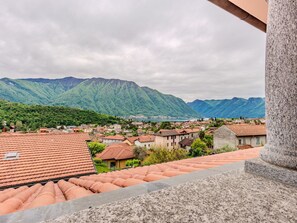 Ciel, Nuage, Propriété, Montagne, Bleu Azur, Bois, Bâtiment, Plante, Arbre, Paysage