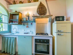 Cabinetry, Countertop, Möbel, Sinken, Küche, Spüle, Zapfhahn, Gebäude, Herd, Armatur