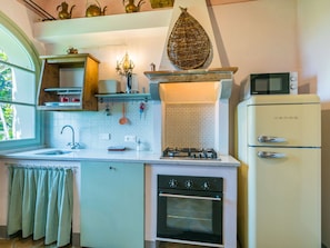 Cabinetry, Countertop, Möbel, Sinken, Küche, Spüle, Zapfhahn, Gebäude, Herd, Armatur