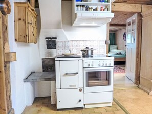 Cabinetry, Property, Countertop, Kitchen Appliance, Kitchen Stove, Kitchen, Building, Wood, Home Appliance, Interior Design