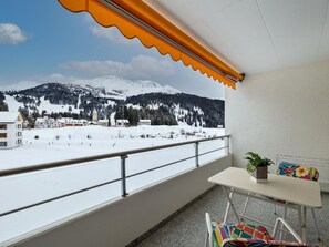 Schnee, Gebäude, Fenster, Einfrieren, Haus, Steigung, Grundeigentum, Holz, Geologisches Phänomen, Baum