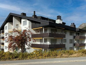 Himmel, Pflanze, Fenster, Wolke, Gebäude, Grundstueck, Haus, Urban Design, Wohngebiet, Tür