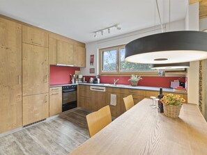 Cabinetry, Möbel, Countertop, Zimmerpflanze, Holz, Pflanze, Interior Design, Küche, Flooring, Fussboden