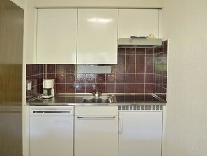 Robinet, Cabinetry, Luminaire Plomberie, Evier, Comptoir, Évier, Bâtiment, Cuisine, Design Intérieur, Bois