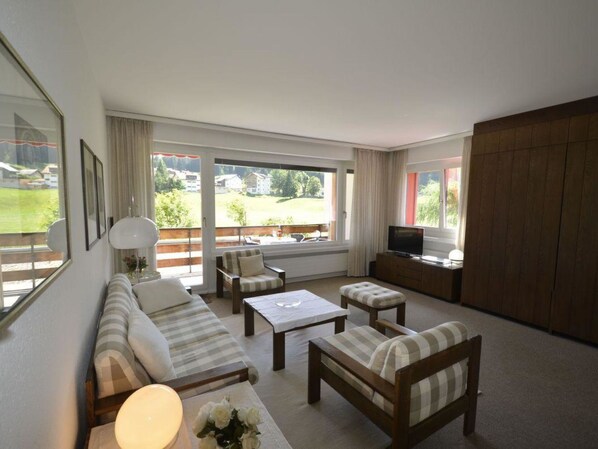 Plante, Meubles, Propriété, Canapé, Table, Bâtiment, Fenêtre, Cadre, Design Intérieur, Éclairage