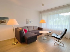 Möbel, Couch, Komfort, Gebäude, Holz, Lampe, Interior Design, Schatten, Flooring