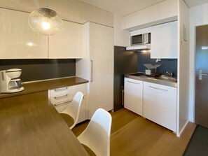 Cabinetry, Eigentum, Countertop, Holz, Beleuchtung, Küche, Stuhl, Interior Design, Gebäude, Flooring