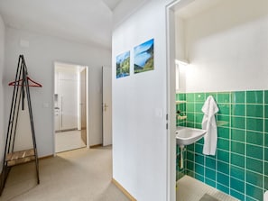 Spiegel, Sinken, Zapfhahn, Gebäude, Armatur, Interior Design, Badezimmer, Fussboden, Flooring, Wand